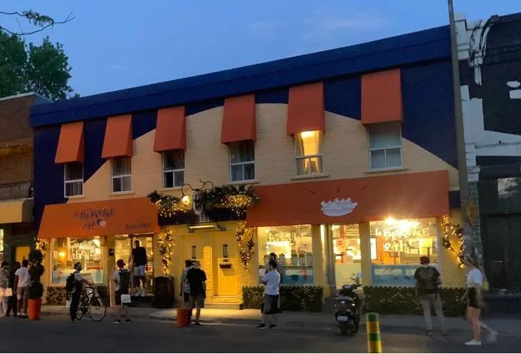 蒙特利尔最知名的一家poutine老店 现已出售