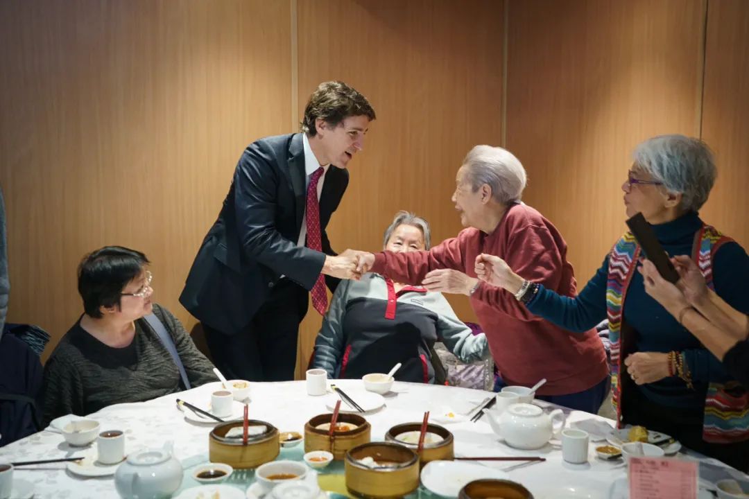 总理特鲁多突现华人超市和中餐馆 亲切握手合影！华人惊喜兴奋！ ...