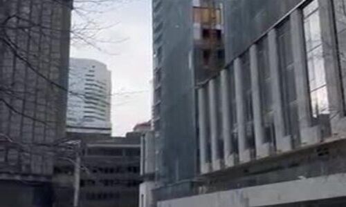 蒙特利尔Westmount公园内男子神秘死亡，市中心大楼55层玻璃窗掉落 附近三栋建筑紧急疏 ...