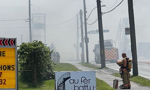 蒙特利尔一栋大楼发生五级大火 150名消防员出动 电力被切断