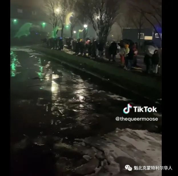 新年夜 很多人冒雨挤在蒙特利尔老港傻等看烟花表演...