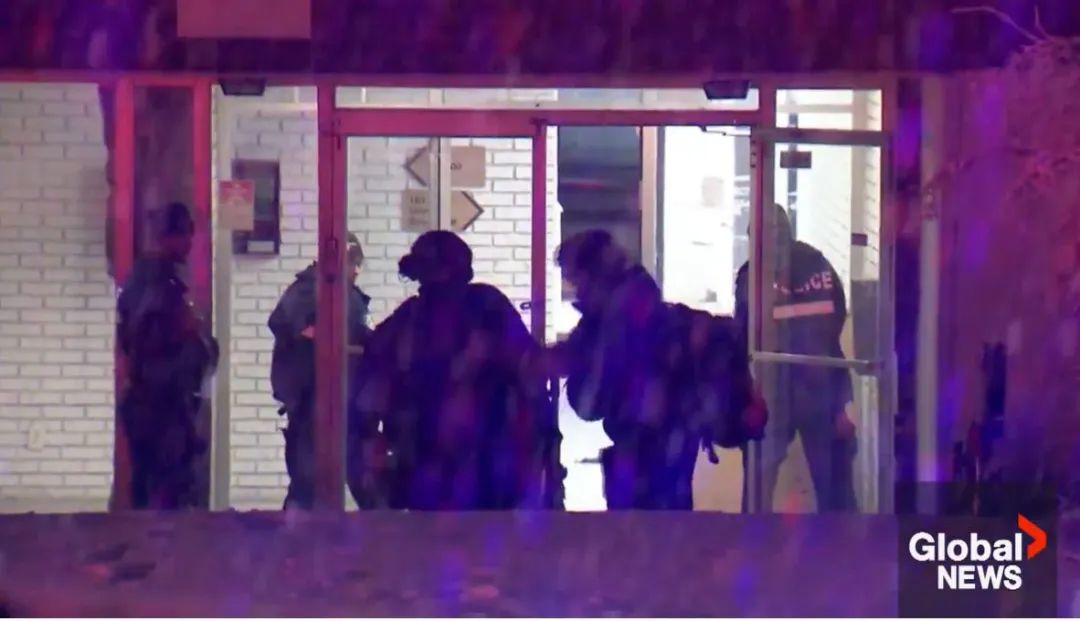 蒙特利尔公寓楼内派对失控:三人被刺伤 100人被疏散 在风雪中等了数小时... ...