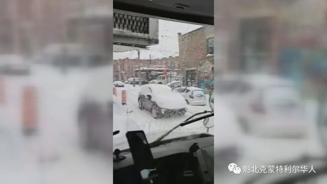 蒙特利尔暴雪后，有人直接开着积雪覆盖的车上路了...