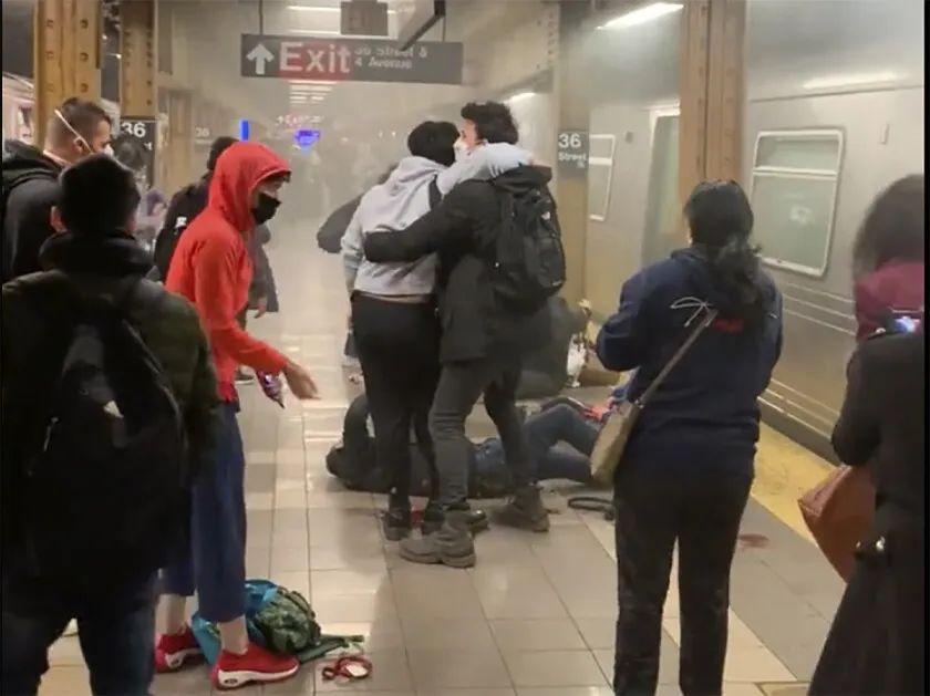 纽约地铁内发生大规模枪击事件 至少10人受伤 枪手仍在逃