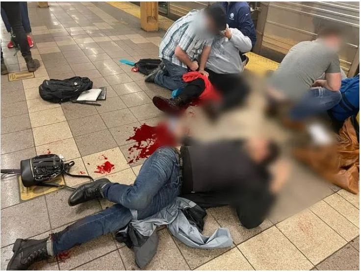 纽约地铁内发生大规模枪击事件 至少10人受伤 枪手仍在逃