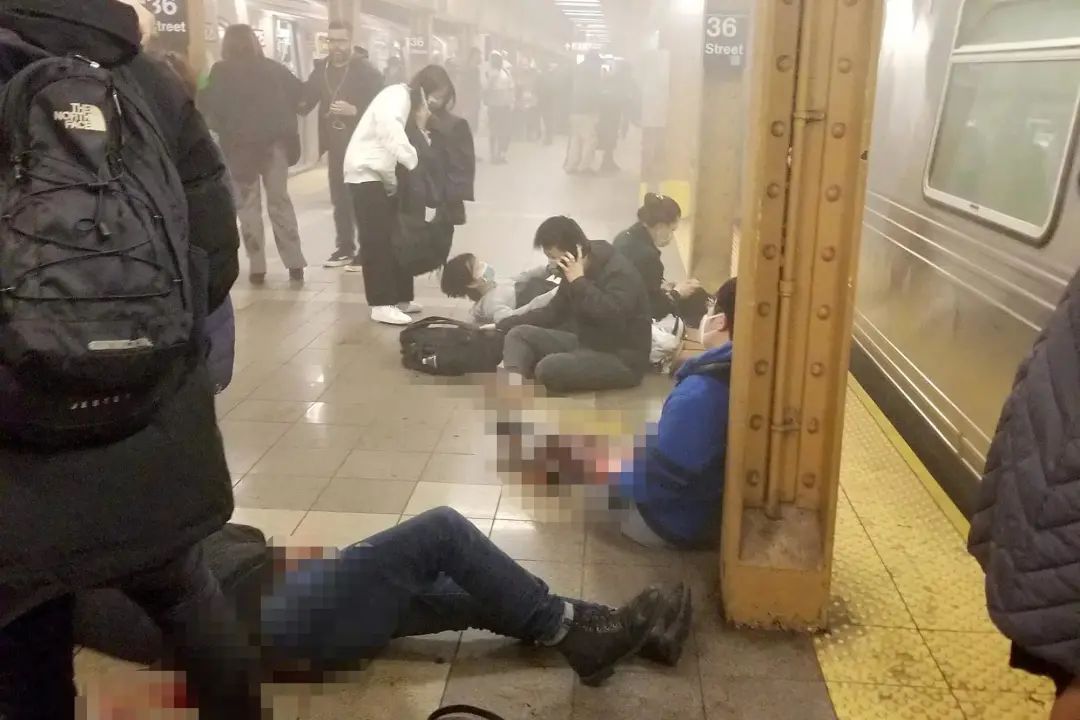 纽约地铁内发生大规模枪击事件 至少10人受伤 枪手仍在逃