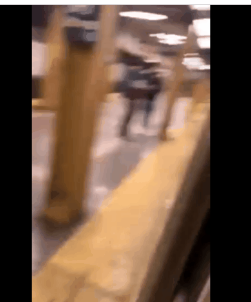 纽约地铁内发生大规模枪击事件 至少10人受伤 枪手仍在逃