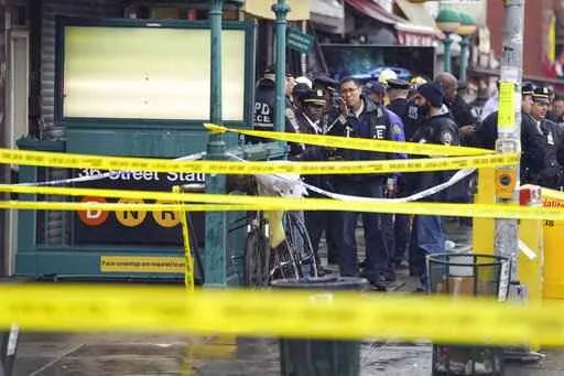 纽约地铁内发生大规模枪击事件 至少10人受伤 枪手仍在逃