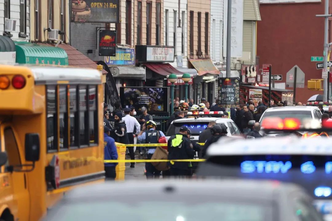纽约地铁内发生大规模枪击事件 至少10人受伤 枪手仍在逃