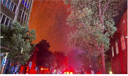 蒙特利尔发生5级大火 场面相当震撼 一座建筑被完全烧毁