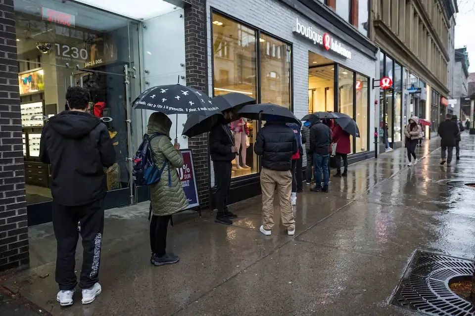 ​疯狂！蒙特利尔有人不顾冻雨 排队26小时等待黑五开门大优惠 ...