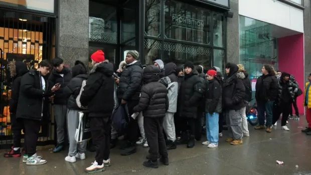 ​疯狂！蒙特利尔有人不顾冻雨 排队26小时等待黑五开门大优惠 ...