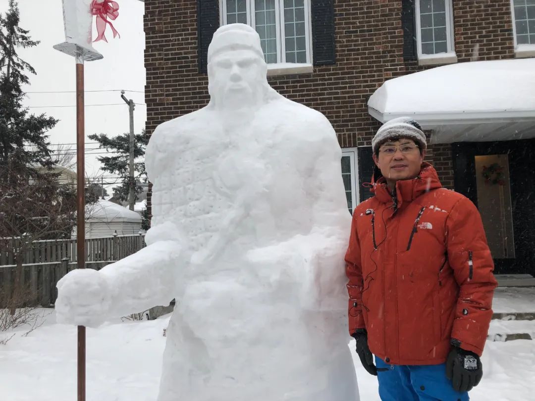 蒙特利尔华人家门前的两座巨雕 火遍了当地社区
