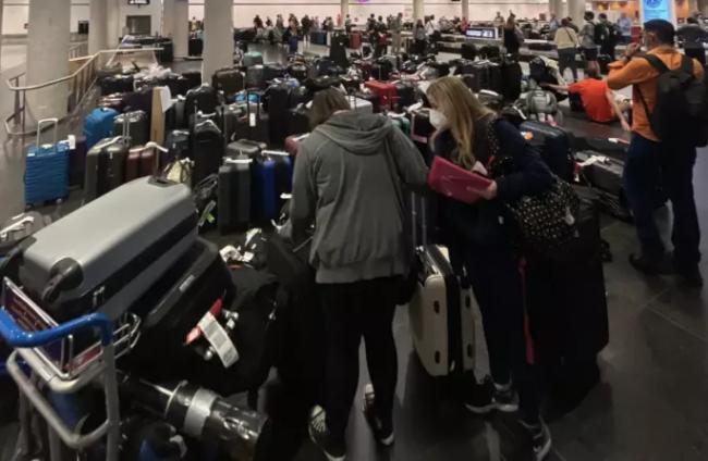 混乱升级：加拿大各大机场丢行李变“地狱之旅”