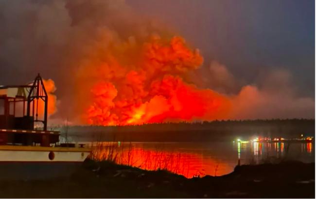 失控！加拿大山火大爆发！西部万人疏散