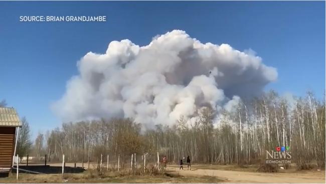 失控！加拿大山火大爆发！西部万人疏散