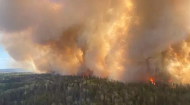 山火持续燃烧 烟雾正覆盖加拿大大部分地区