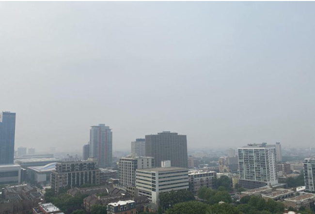 加拿大山火烟雾罩芝加哥 空气质量今拉警报