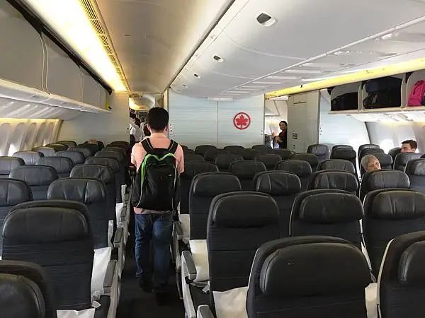 乘客拒坐加航受污恶臭座位 被赶下飞机还要禁飞