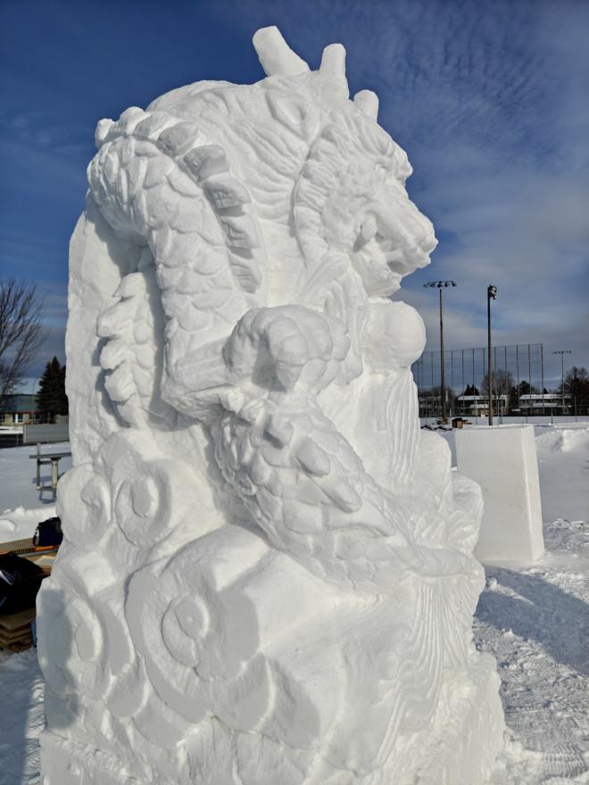 壮观:加拿大华人家门前雪雕长龙贺新春