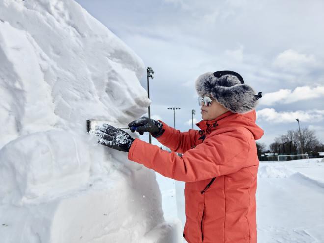壮观:加拿大华人家门前雪雕长龙贺新春