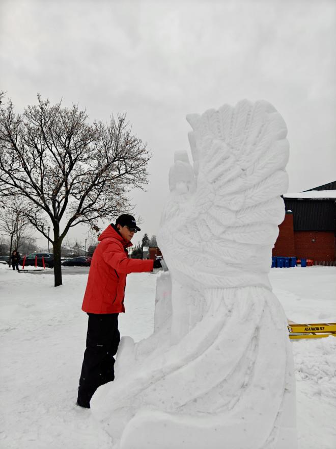 壮观:加拿大华人家门前雪雕长龙贺新春