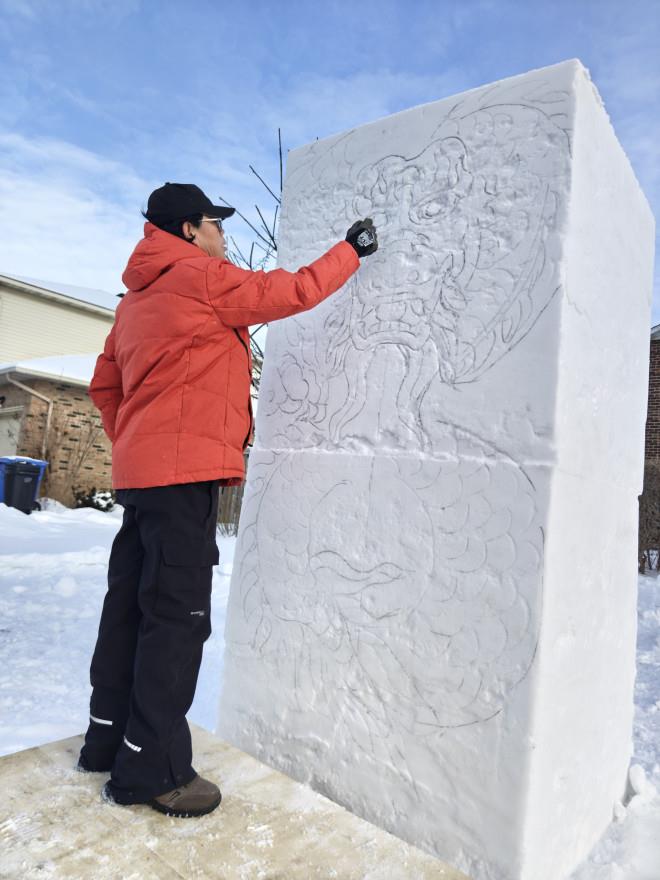 壮观:加拿大华人家门前雪雕长龙贺新春