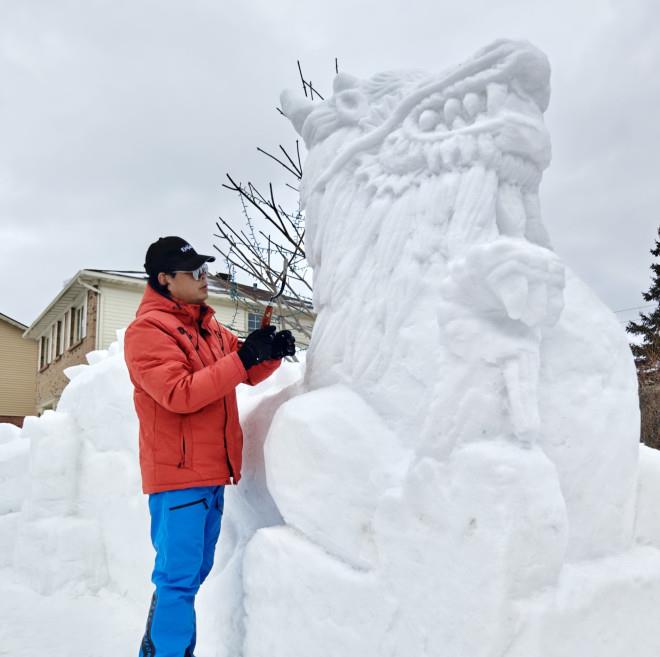 壮观:加拿大华人家门前雪雕长龙贺新春