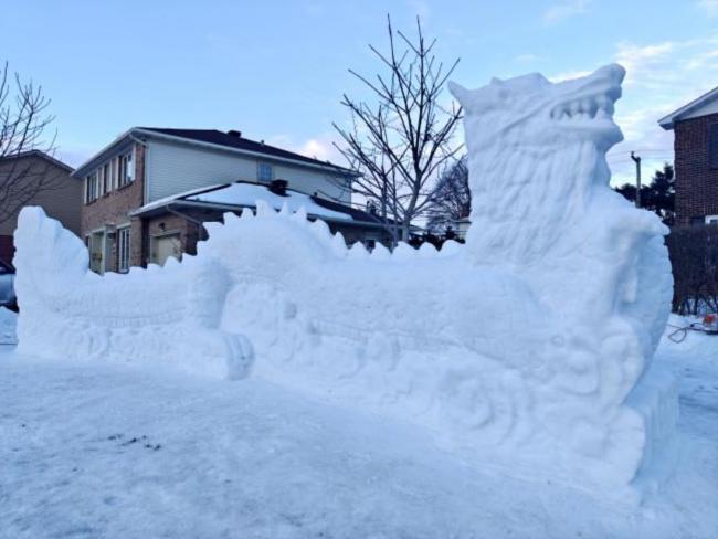 壮观:加拿大华人家门前雪雕长龙贺新春