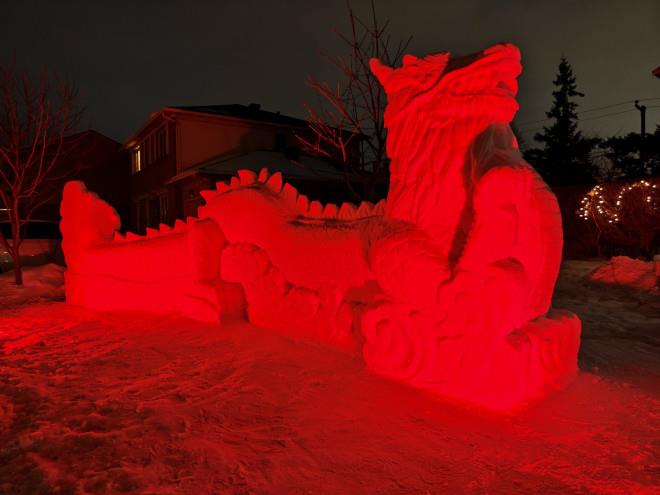 壮观:加拿大华人家门前雪雕长龙贺新春