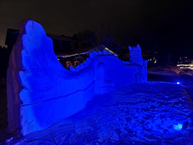 壮观:加拿大华人家门前雪雕长龙贺新春